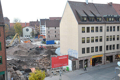 Neben Farrokhs Galerie klafft bereits eine riesige Lücke: Der alte Augustinerhof wird komplett platt gemacht.
