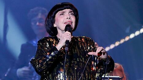 Mireille Mathieu auf der Bühne - so können deutsche Fans sie im nächsten Jahr zum letzten Mal erleben.