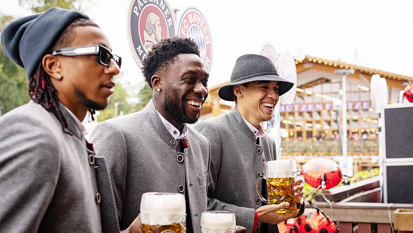 Ihr Comeback beim FC Bayern rückt näher: Jamal Musiala (r.) und Alphonso Davies (M.).
