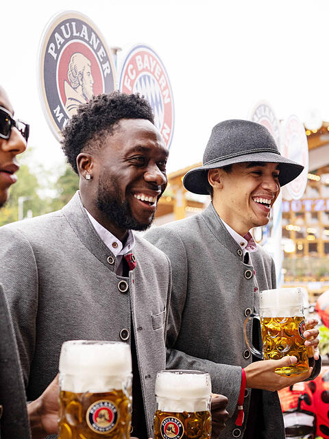 Ihr Comeback beim FC Bayern rückt näher: Jamal Musiala (r.) und Alphonso Davies (M.).