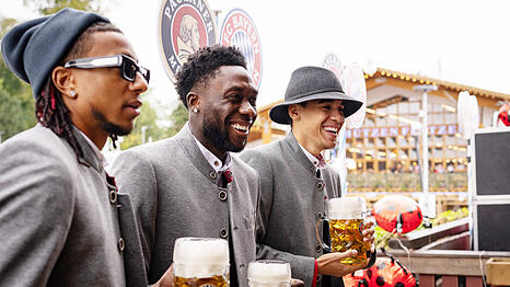 Ihr Comeback beim FC Bayern rückt näher: Jamal Musiala (r.) und Alphonso Davies (M.).