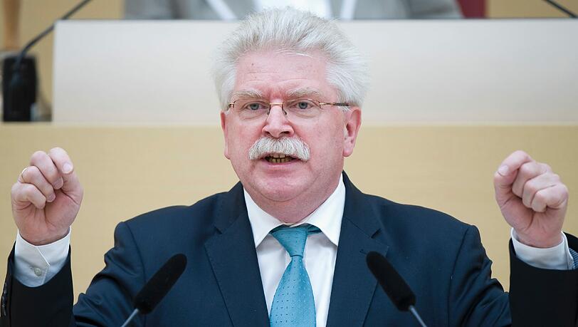 Wirtschaftsminister Martin Zeil (FDP) kämpft weiter für die dritte Bahn. Wirtschaftsminister Martin Zeil (FDP) kämpft weiter für die dritte Bahn.