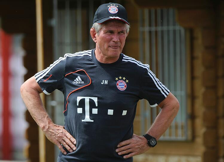 Trotz der Verletzungssorgen im Team des FC Bayern steht Nationalspieler Philipp Lahm kein erneuter Seitenwechsel bevor.