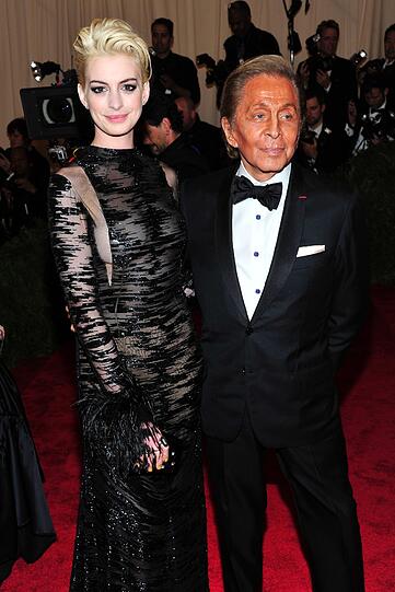 Anne Hathaway und Designer Valentino Garavani