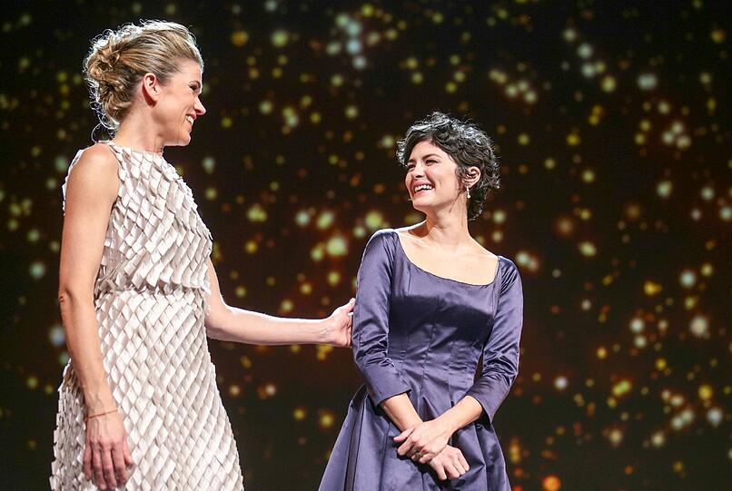 Moderatorin Anke Engelke (l) und Berlinale-Jury-Mitglied Audrey Tautou