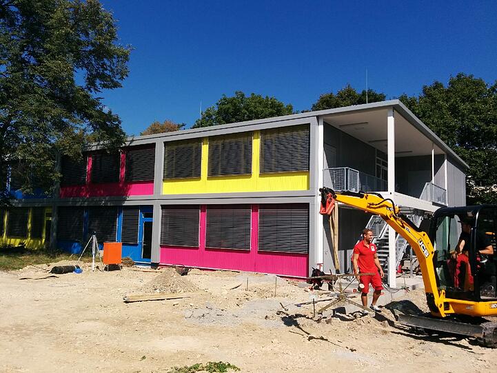 Villa kunterbunt: Die Schul-Container an der Peselmüllerstraße.