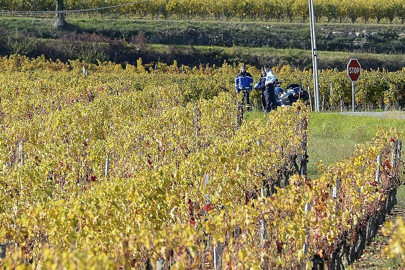 Polizisten patroullieren an der Unfallstelle.
