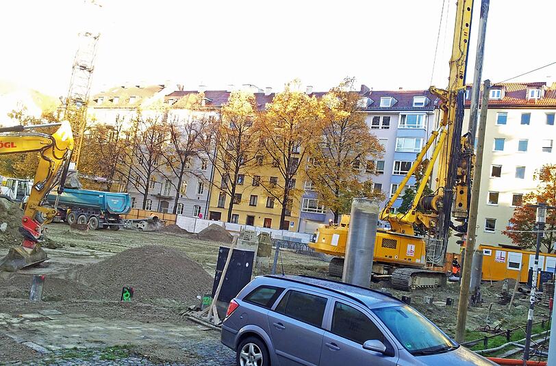 Staub, Dreck und Lärm am Josephsplatz: Am Freitagmorgen wird schon gebaggert und gebohrt. Sehr zum Missfallen der Anwohner.