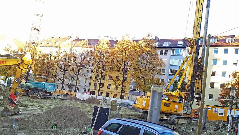 Staub, Dreck und Lärm am Josephsplatz: Am Freitagmorgen wird schon gebaggert und gebohrt. Sehr zum Missfallen der Anwohner. Staub, Dreck und Lärm am Josephsplatz: Am Freitagmorgen wird schon gebaggert und gebohrt. Sehr zum Missfallen der Anwohner.