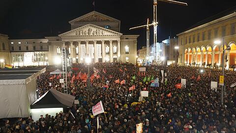 Der Max-Joseph-Platz ist voll: Tausende Münchner versammeln sich vor der Staatsoper zur Kundgebung gegen die Pegida-Bewegung.