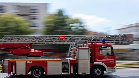 Ein Feuerwehrauto fährt mit Blaulicht zu einem Einsatz. Foto: Monika Skolimowska/dpa-Zentralbild/dpa/Symbolbild