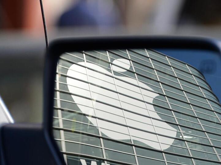 Über das Autoprojekt von Apple wird schon seit Jahren viel spekuliert. Erst wollte der iPhone-Konzern dem Vernehmen nach ein eigenes Auto bauen und hatte schon Prototypen entworfen.