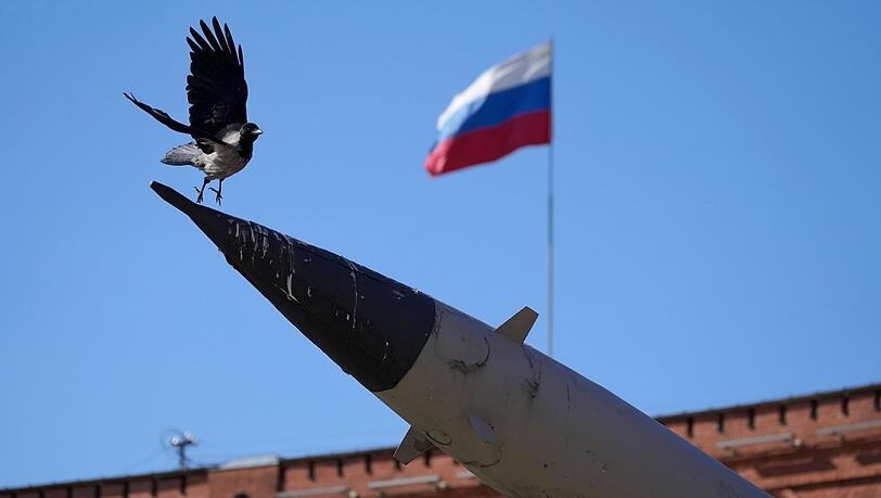 Der russische Angriffskrieg gegen die Ukraine sei ein Verbrechen am ukrainischen und am russischen Volk, sagt ein höherrangiger russischer Diplomat - und quittiert.