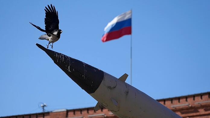 Der russische Angriffskrieg gegen die Ukraine sei ein Verbrechen am ukrainischen und am russischen Volk, sagt ein höherrangiger russischer Diplomat - und quittiert.