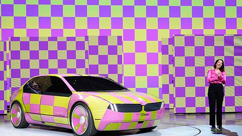 Stella Clark von der BMW AG zeigt das Konzeptfahrzeug BMW i Vision Dee.