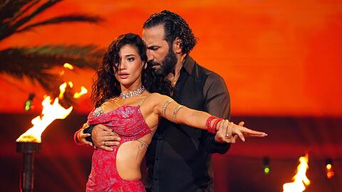 Paola Maria fällt es nicht leicht, mit Massimo Sinató intim zu tanzen.