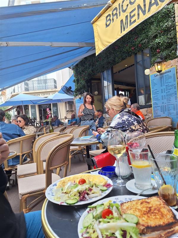 Das Bistrot-Restaurant gleich beim Markt L'Horologe. Das Bistrot-Restaurant gleich beim Markt L'Horologe.