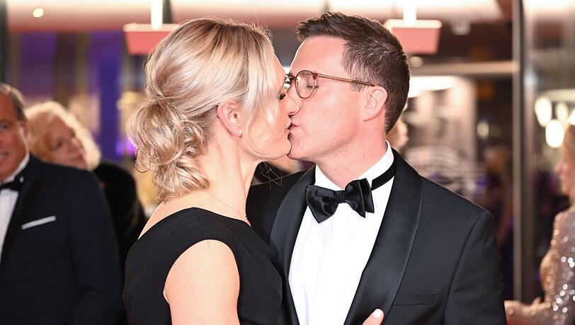 Manuel Hagel wird von seiner Ehefrau Franziska in Schutz genommen. Hier ein Kuss auf dem Landespresseball. (Archivbild)