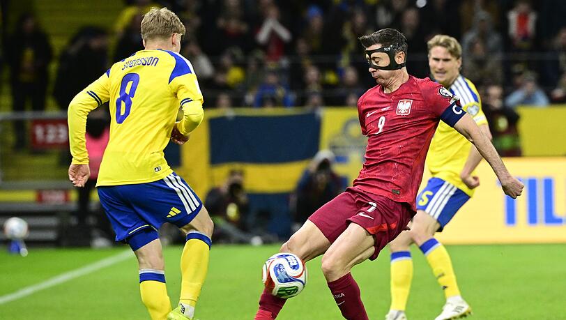 Lewandowski spielte in Stockholm mit Gesichtsmaske.