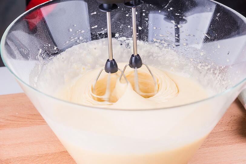 Mit dem Mixer wird der Käse schön cremig und sorgt für fluffige Pancakes. Danach die trockenen Zutaten (150 Gramm Mehl und einen halben Teelöffel Backpulver) unterrühren. Nach Belieben einen Esslöffel Honig oder Ahornsirup sowie Zimt, Muskat, Vanilleextrakt und etwas geschmolzenes Kokosöl (bis zu einem Esslöffel) hinzufügen. Nach einer halben Stunde Ruhezeit die Pancakes wie Pfannkuchen in der Pfanne backen. Dazu passen Apfelkompott oder Ahornsirup. Mit dem Mixer wird der Käse schön cremig und sorgt für fluffige Pancakes. Danach die trockenen Zutaten (150 Gramm Mehl und einen halben Teelöffel Backpulver) unterrühren. Nach Belieben einen Esslöffel Honig oder Ahornsirup sowie Zimt, Muskat, Vanilleextrakt und etwas geschmolzenes Kokosöl (bis zu einem Esslöffel) hinzufügen. Nach einer halben Stunde Ruhezeit die Pancakes wie Pfannkuchen in der Pfanne backen. Dazu passen Apfelkompott oder Ahornsirup.