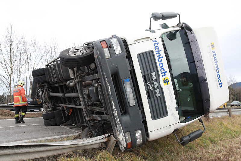 Am Freitag stürmte es so gewaltig, dass auf der A8 im Landkreis Rosenheim ein Lkw umgweht wurde und quer über die Fahrbahn kippte.