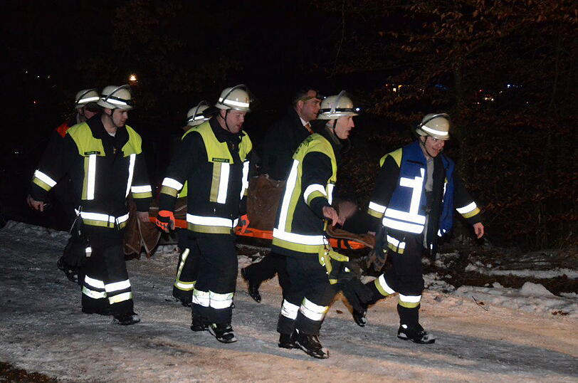 Großeinsatz der Rettungskräfte an einem See bei Obing im Landkreis Traunstein. Ein Mann war im Eis eingebrochen.