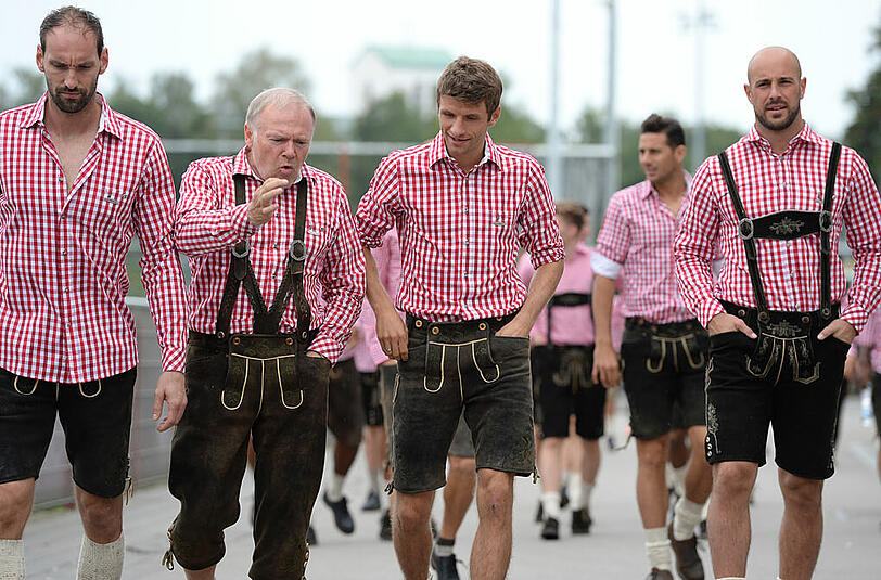 So gehen die Bayern, die Bayern die gehen so: angeführt von Thomas Müller und Co-Trainer Hermann Gerland.