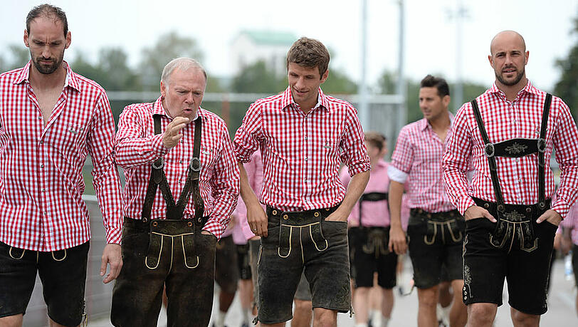So gehen die Bayern, die Bayern die gehen so: angeführt von Thomas Müller und Co-Trainer Hermann Gerland. So gehen die Bayern, die Bayern die gehen so: angeführt von Thomas Müller und Co-Trainer Hermann Gerland.