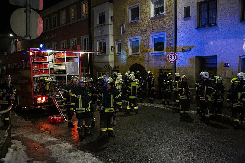 Die schnell eintreffende Feuerwehr hatte das Feuer zum Glück schnell unter Kontrolle, so dass ein Ausbreiten auf das restliche Gebäude verhindert werden konnte.