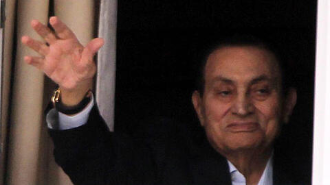 Der ehemalige ägyptische Präsident Husni Mubarak steht winkend am Fenster eines Krankenhauses in Kairo.