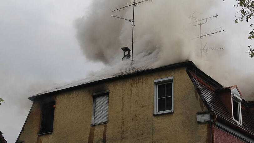 In einem Mehrfamilienhaus in Straubing ist am Dienstagabend ein Brand ausgebrochen.