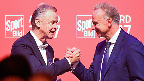 Karl-Heinz Rummenigge übergab Ottmar Hitzfeld die Auszeichnung.
