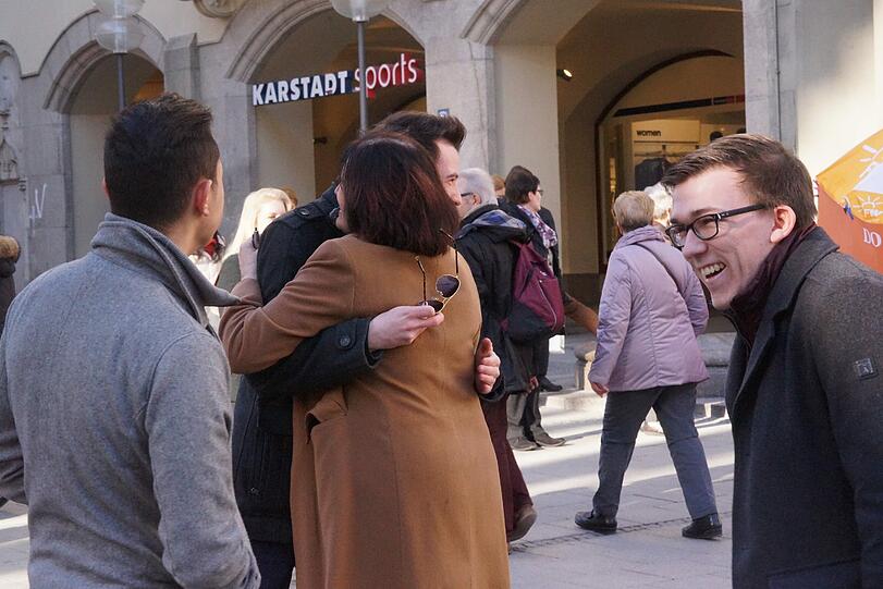 An Sabathils "Hug-Stand" in der vergangenen Woche: Die Stadträtin umarmte Passanten in der Fußgängerzone - "einfach so und ganz unverbindlich".