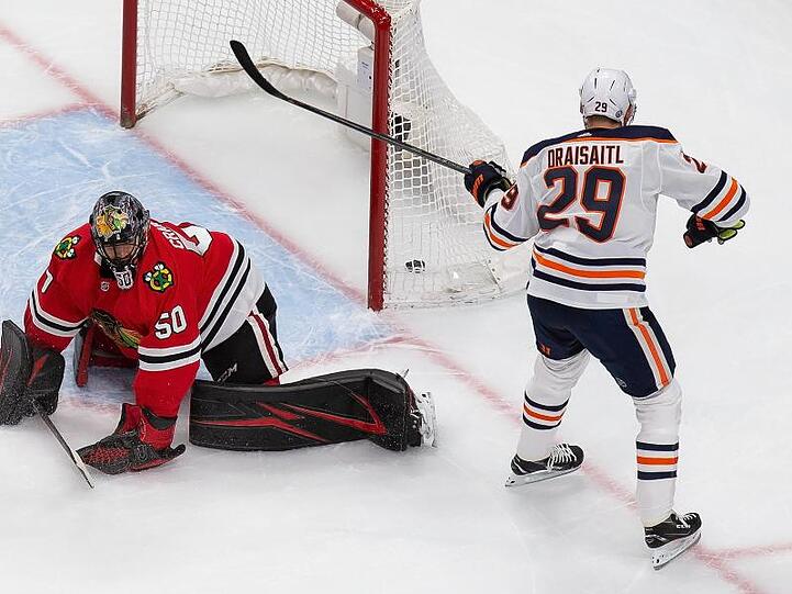 Auch zwei Treffer von Leon Draisaitl konnten die Oilers-PLeite gegen Chicago nicht verhindern.