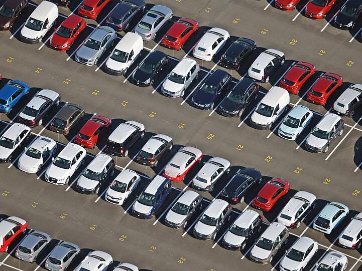 Vor allem Firmen in Deutschland kaufen neue Fahrzeuge: Knapp zwei Drittel aller Zulassungen waren nach Angaben des Kraftfahrt-Bundesamts gewerblich.