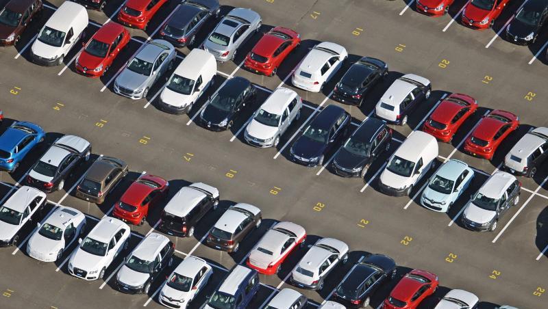 Vor allem Firmen in Deutschland kaufen neue Fahrzeuge: Knapp zwei Drittel aller Zulassungen waren nach Angaben des Kraftfahrt-Bundesamts gewerblich. Vor allem Firmen in Deutschland kaufen neue Fahrzeuge: Knapp zwei Drittel aller Zulassungen waren nach Angaben des Kraftfahrt-Bundesamts gewerblich.