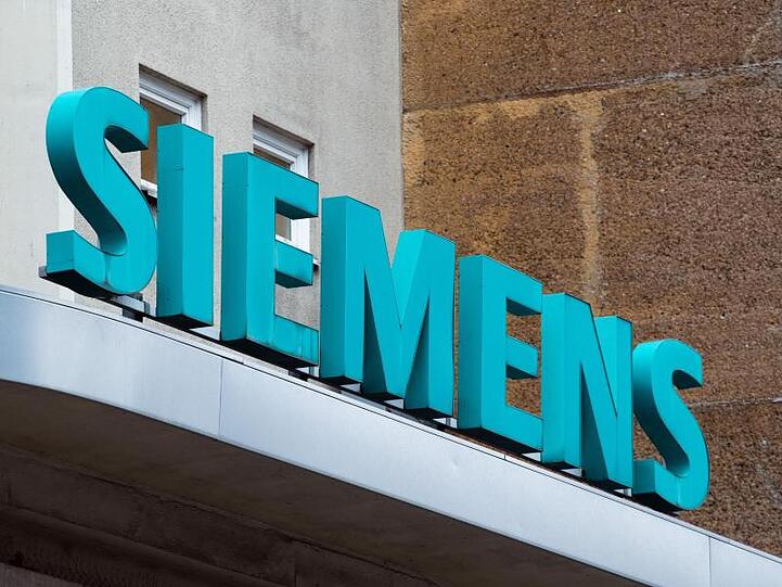 Blick auf das "Siemens"-Logo neben dem Eingangstor in der Huttenstraße. Foto: Soeren Stache/dpa-Zentralbild/dpa/Archivbild