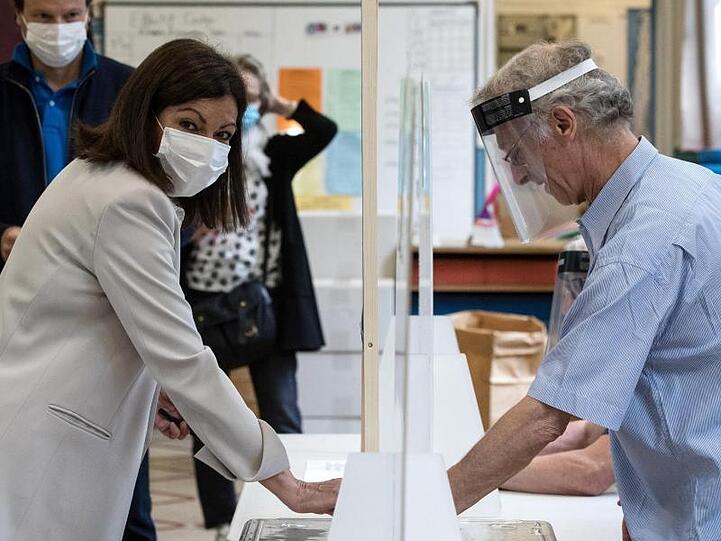 Die amtierende Bürgermeisterin von Paris, Anne Hidalgo, bei der Stimmabgabe.