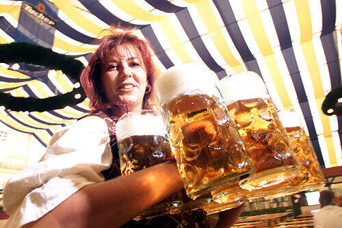 Die Maß kommt nur von der Bedienung: Wer aufs Nürnberger Herbstvolksfest seinen Alkohol selber mitbringt, muss mit empfindlichen Geldbußen rechnen.