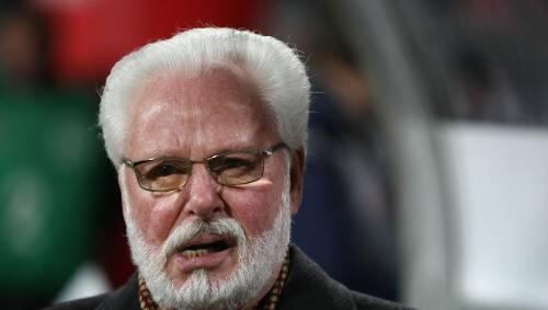 Reden ist Silber, Schweigen ist Gold: Doch von diesem Sprichwort hält Club-Boss Michael A. Roth offensichtlich nichts, mosert schon wieder munter vor sich hin. Reden ist Silber, Schweigen ist Gold: Doch von diesem Sprichwort hält Club-Boss Michael A. Roth offensichtlich nichts, mosert schon wieder munter vor sich hin.