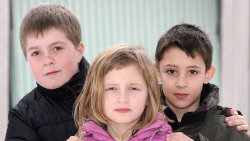 Die Schüler Paul Frey, Elsa Schwarz und Timm Grzimek gehen in die 3b der Grundschule in der Farinellistraße. Ihre Lehrerin ist seit dem 9. Februar weg. Die Schüler Paul Frey, Elsa Schwarz und Timm Grzimek gehen in die 3b der Grundschule in der Farinellistraße. Ihre Lehrerin ist seit dem 9. Februar weg.