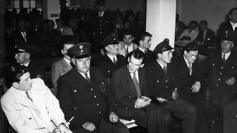 Mitglieder der Pantherbande vor Gericht.