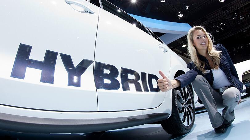 Daumen rauf? Mit Hybridfahrzeugen kann der Spritverbrauch gesenkt werden. Sie sind aber meist deutlich teurer als konventionelle Modelle.