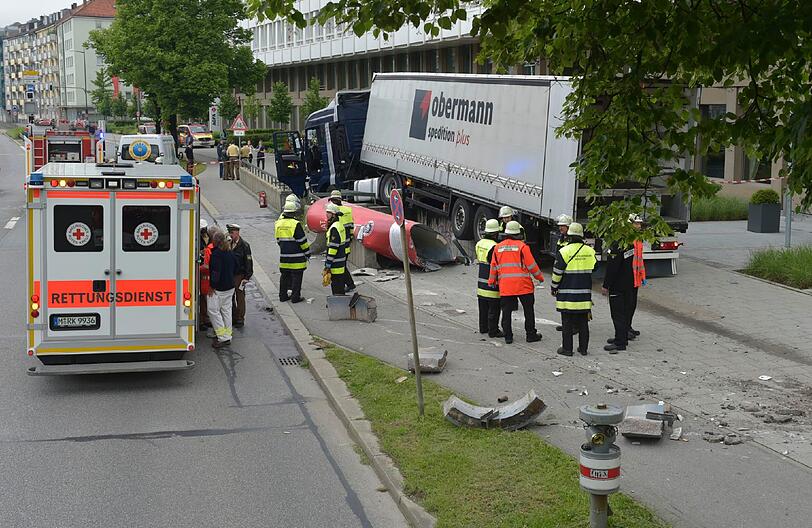 Lkw-Unfall an der Tegernseer Landstraße (Mc-Graw-Graben): Ein Lastwagen brettert auf den Gehweg, zerstört eine Litfaßsäule und knallt in eine Brüstung.