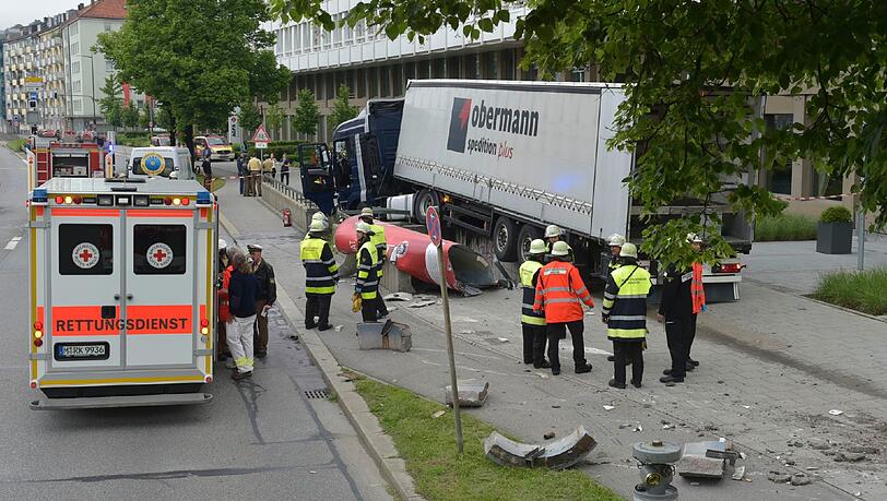 Lkw-Unfall an der Tegernseer Landstraße (Mc-Graw-Graben): Ein Lastwagen brettert auf den Gehweg, zerstört eine Litfaßsäule und knallt in eine Brüstung. Lkw-Unfall an der Tegernseer Landstraße (Mc-Graw-Graben): Ein Lastwagen brettert auf den Gehweg, zerstört eine Litfaßsäule und knallt in eine Brüstung.