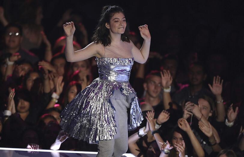 Flop: Sängerin Lorde mit Jogginghose und Alufolien-Kleid