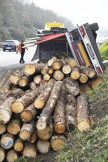 Die Ladung des Holzlasters musste umgeladen werden, daraufhin konnte das Wrack geborgen werden.
