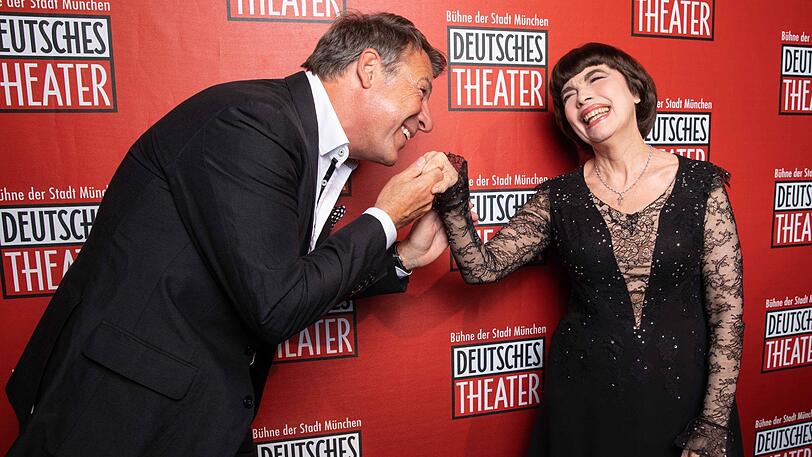 Herzliche Begegnung vor dem Auftritt: Patrick Lindner begrüßt Mireille Mathieu mit einem Handkuss.