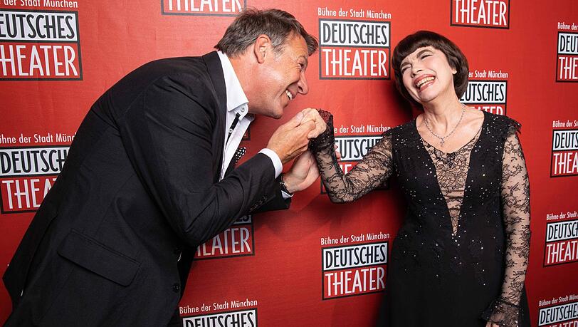Herzliche Begegnung vor dem Auftritt: Patrick Lindner begrüßt Mireille Mathieu mit einem Handkuss. Herzliche Begegnung vor dem Auftritt: Patrick Lindner begrüßt Mireille Mathieu mit einem Handkuss.