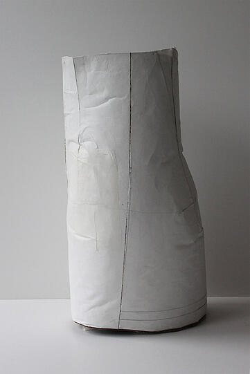 Matthias Neuthinger zeigt Malerei und Objekte. Titel der Ausstellung &bdquo;Frau X Größe 42 Ziel Brautkleid"